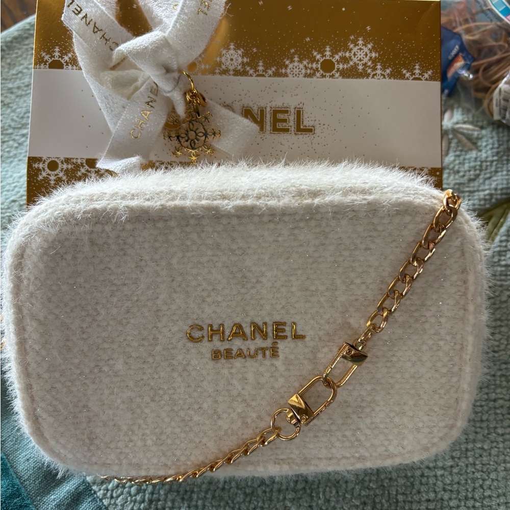NEW Chanel BEAUTE GWP WHITE COSMETIC BAG 2 GOLD CC Charms **goldtone chain added - Picture 5 of 7